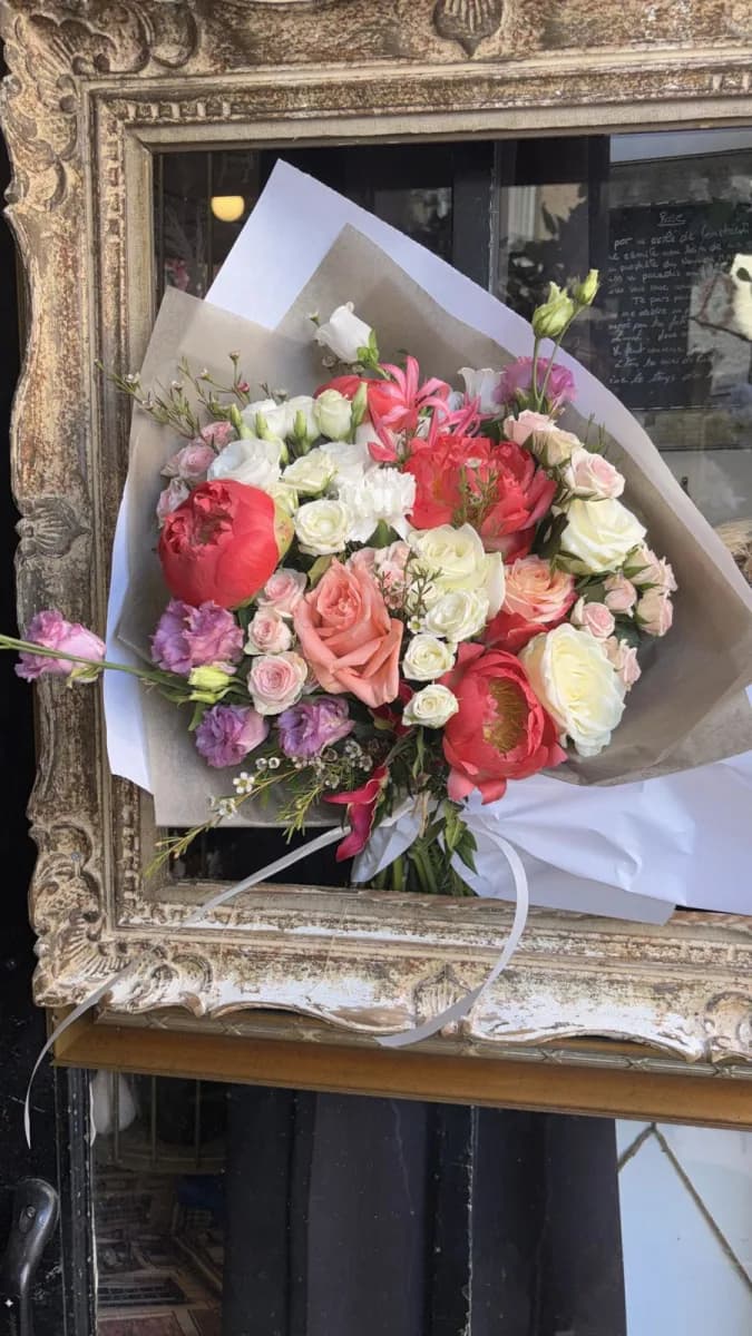 Bouquet de pivoines corail & roses blanches