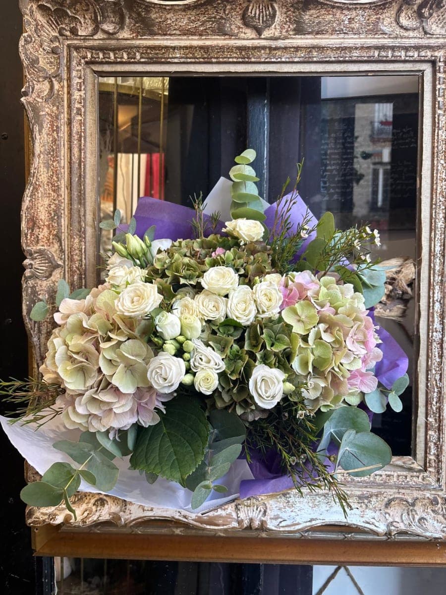Bouquet d'hortensia blanc & roses crème