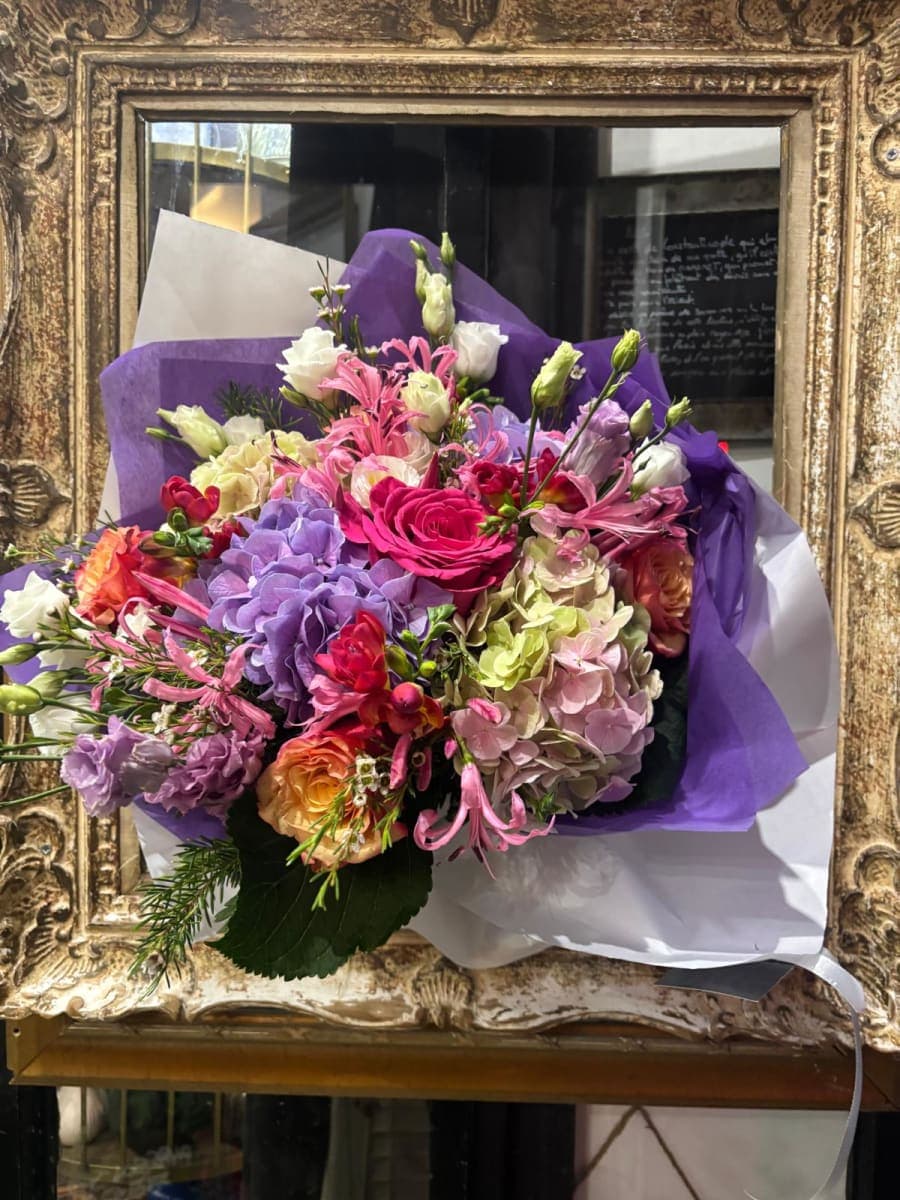Bouquet d'hortensia lavande & roses fuchsia